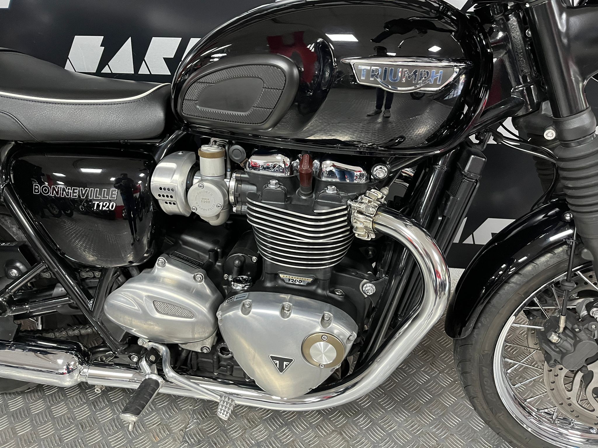 BONNEVILLE T120