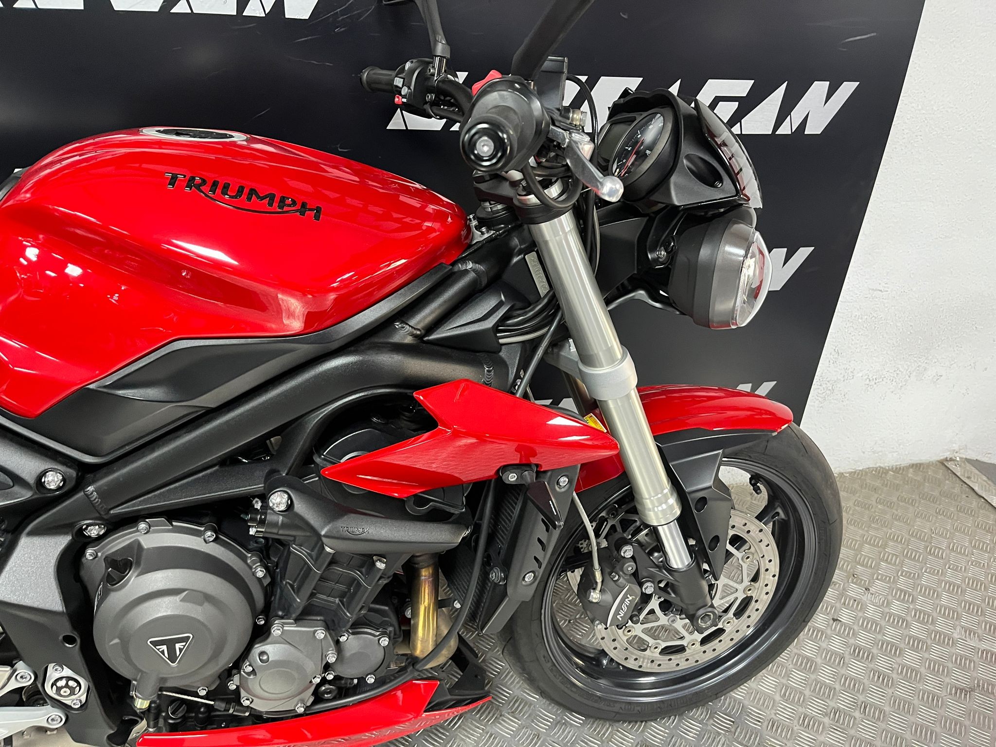 STREET TRPLE 660