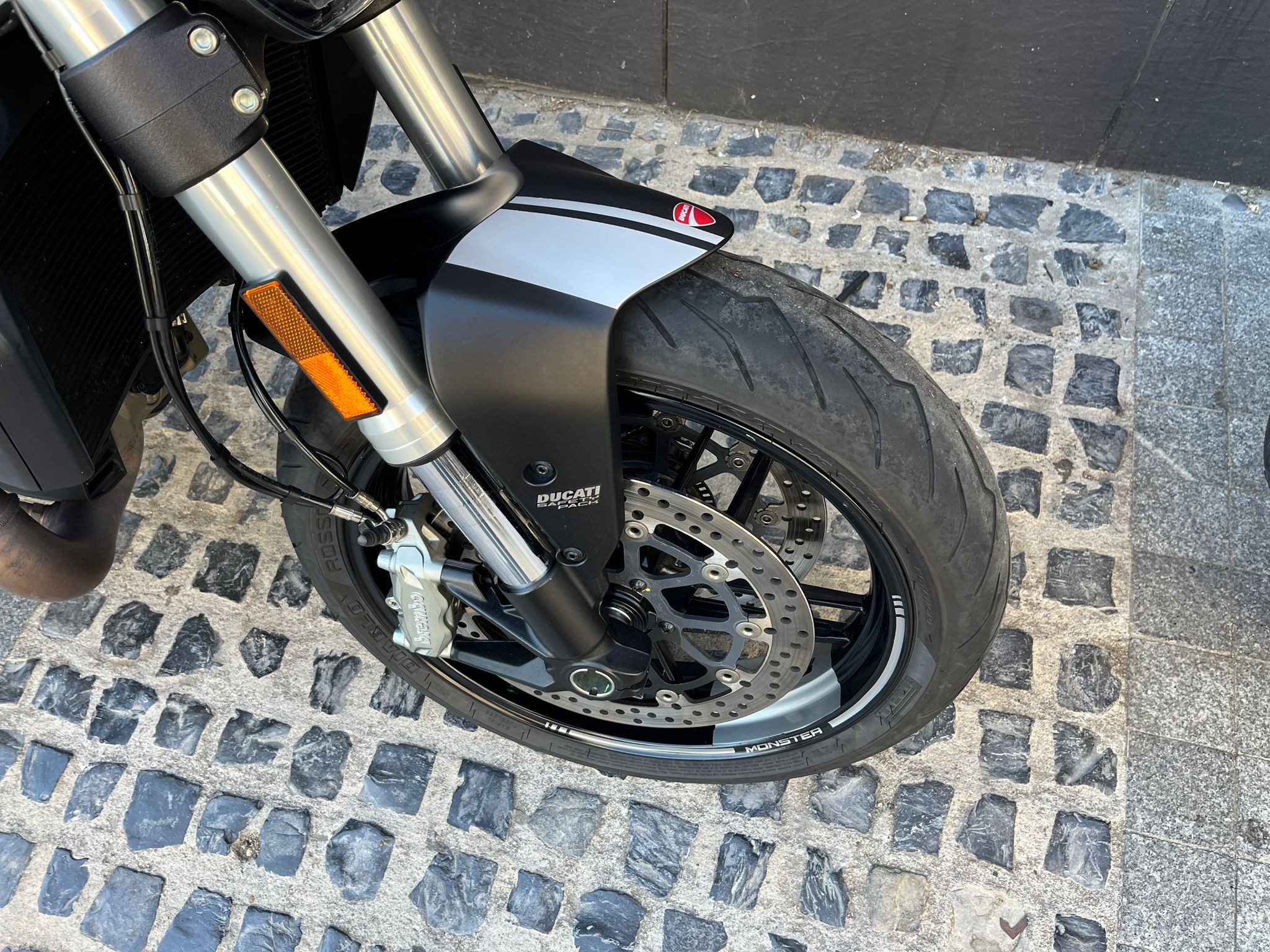 MONSTER 821