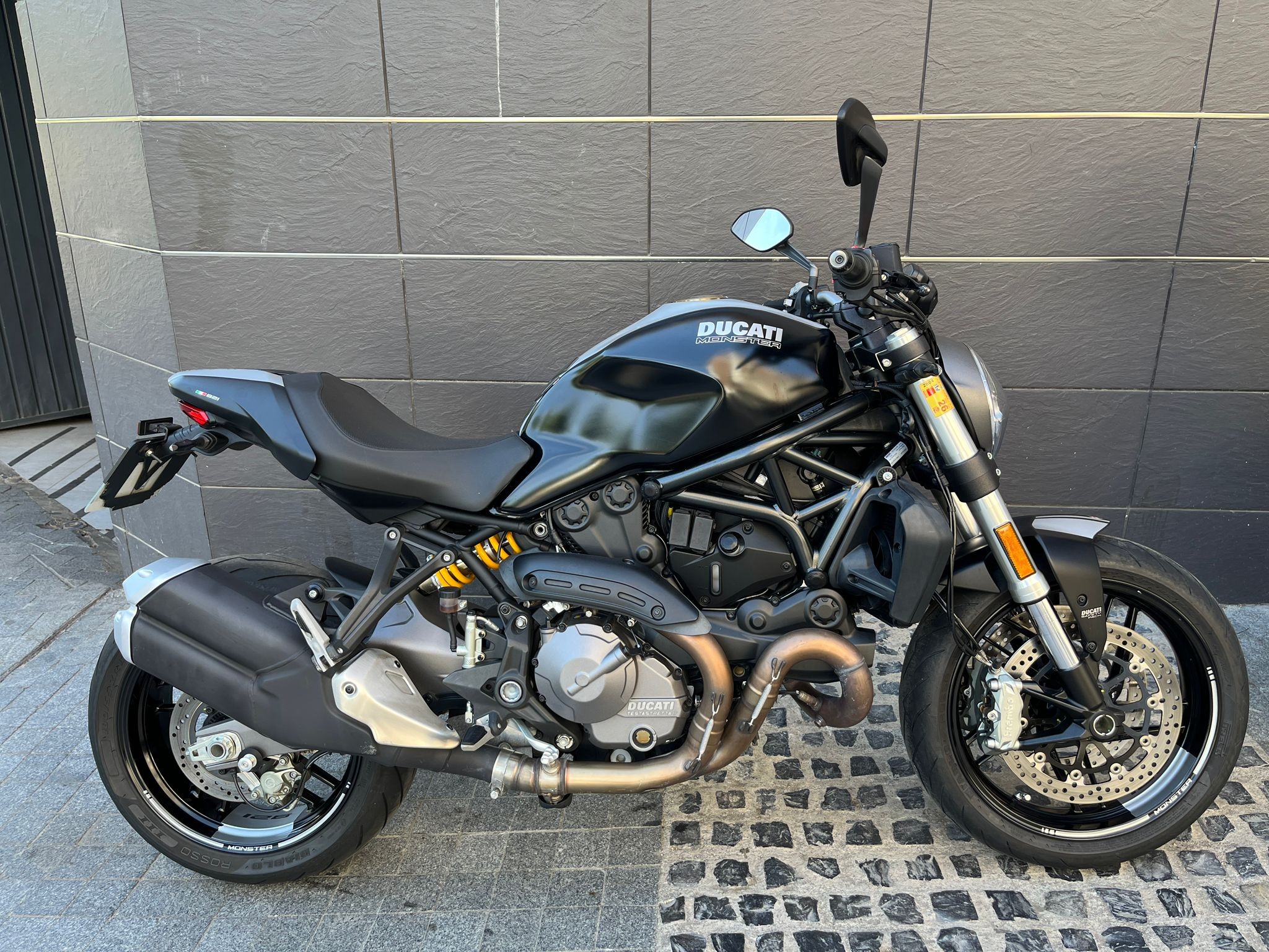 MONSTER 821