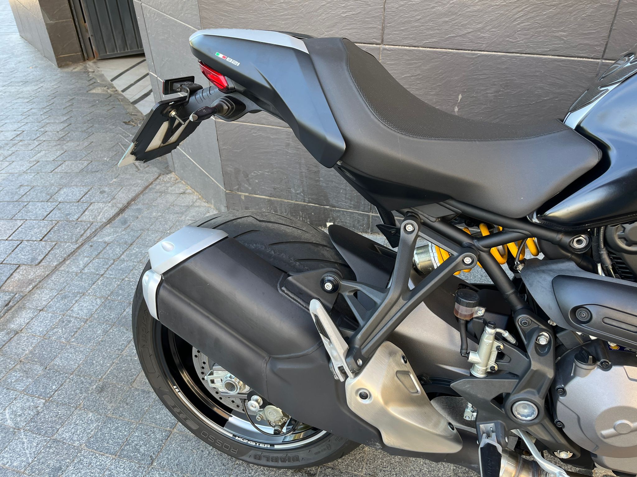 MONSTER 821