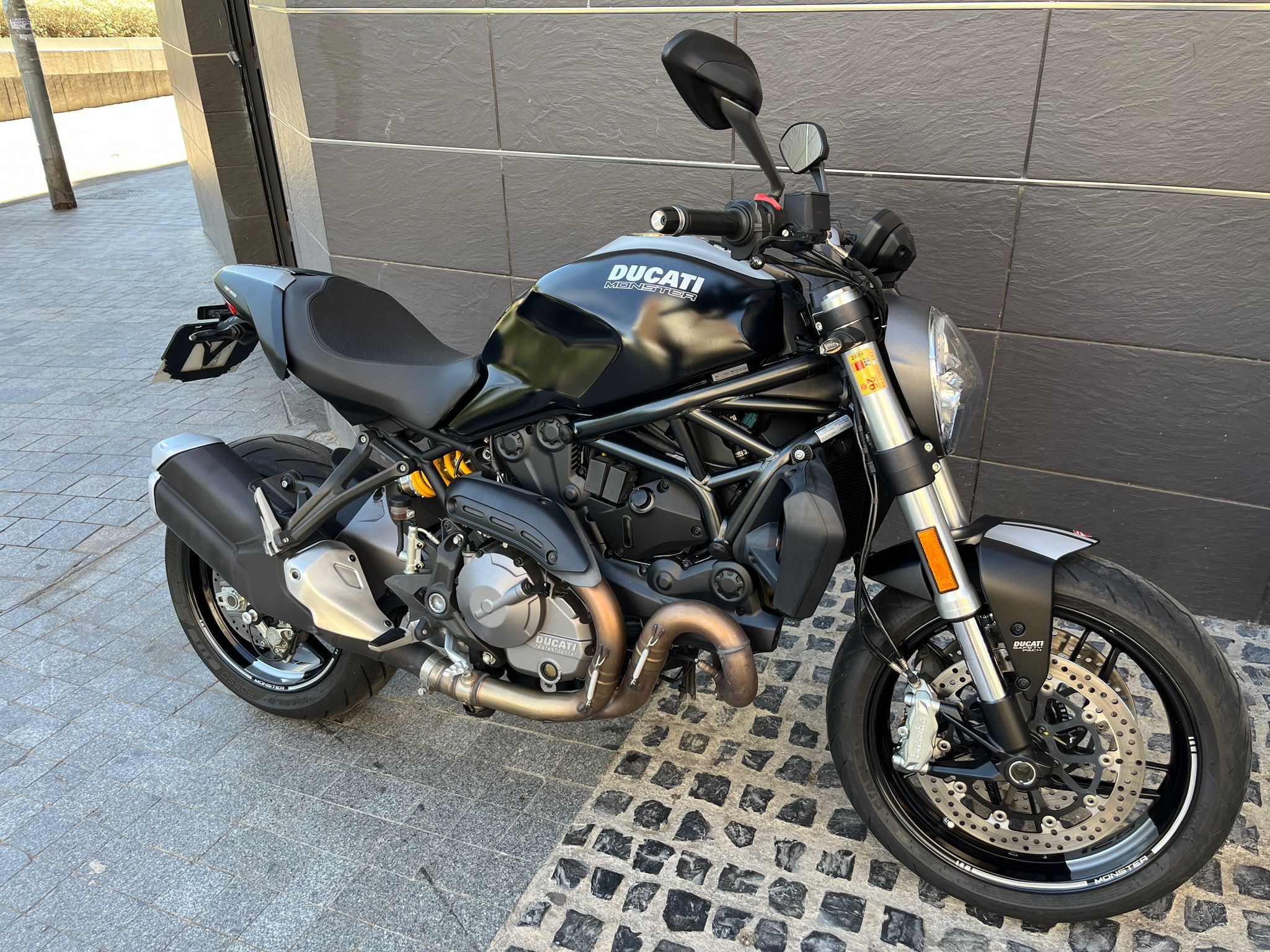 MONSTER 821