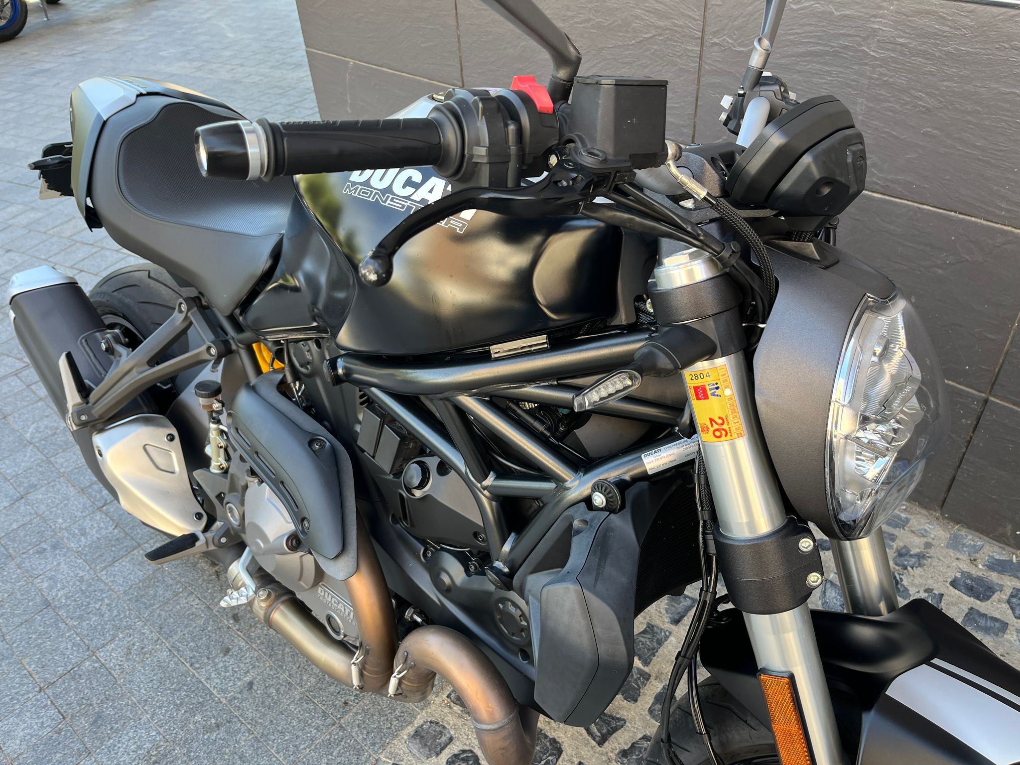MONSTER 821