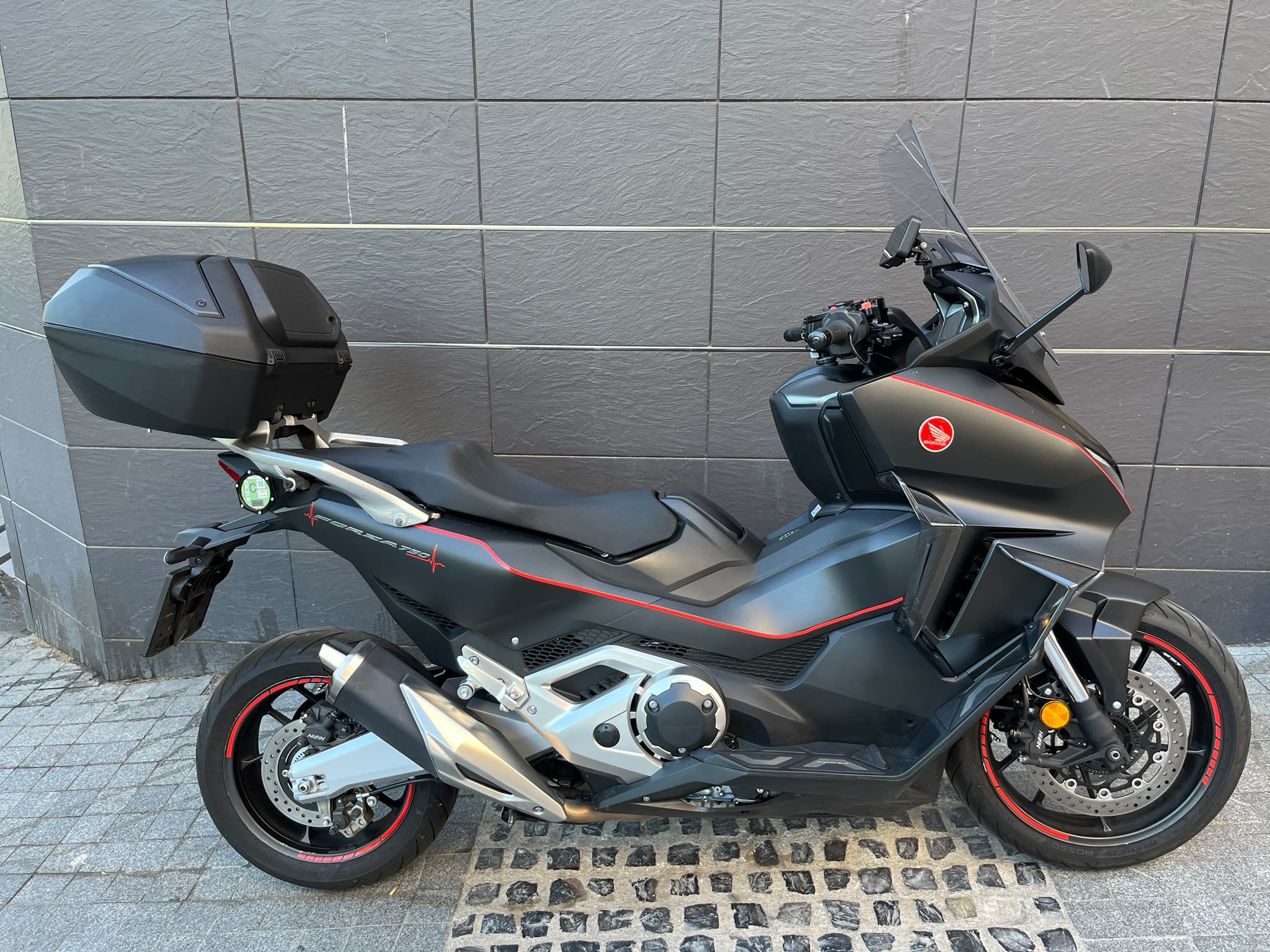 FORZA 750